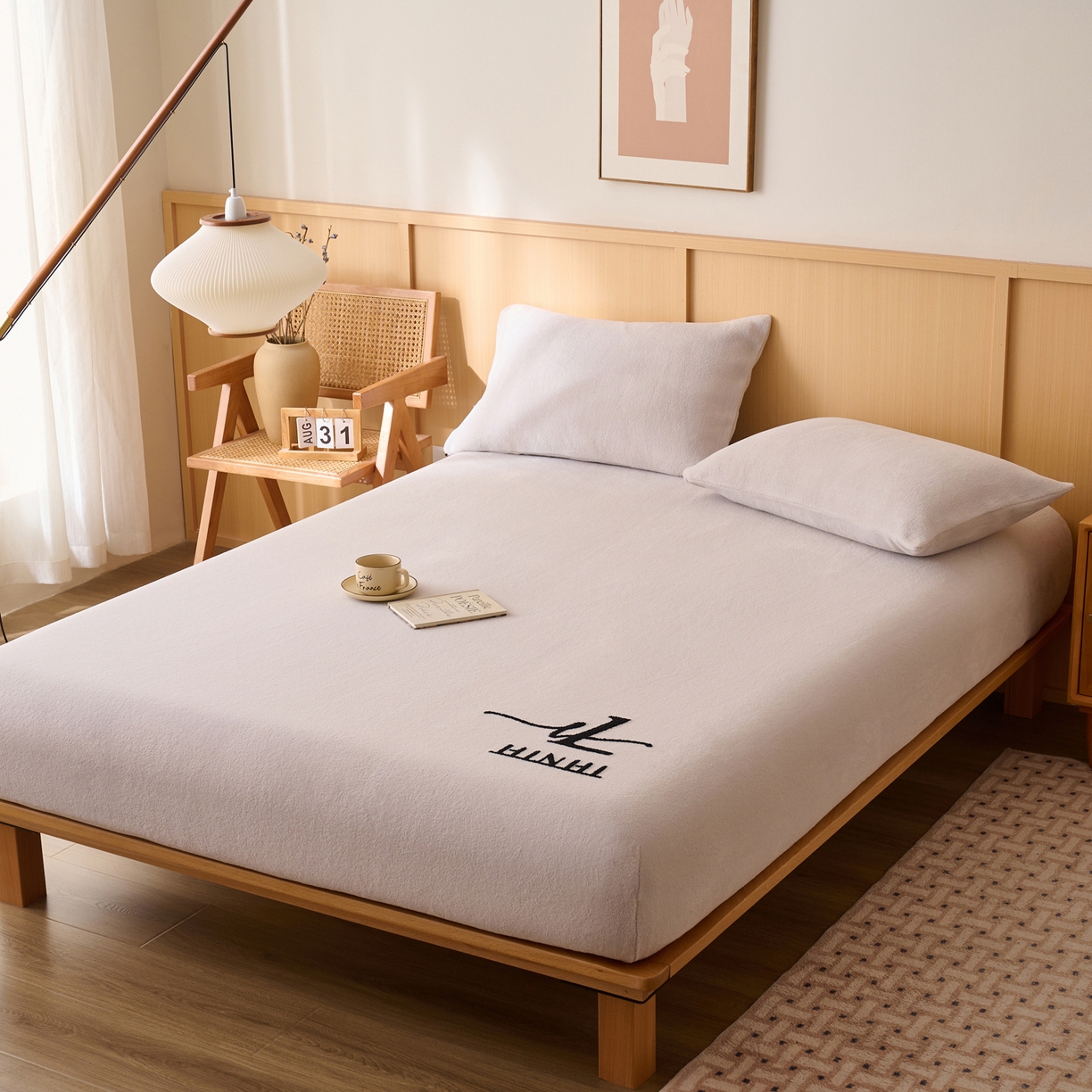 91家纺网 家纺一手货源 找家纺 早晨家纺 2025新款华泰款高克重牛奶绒仿羊绒毛巾绣单床笠 华泰-银灰