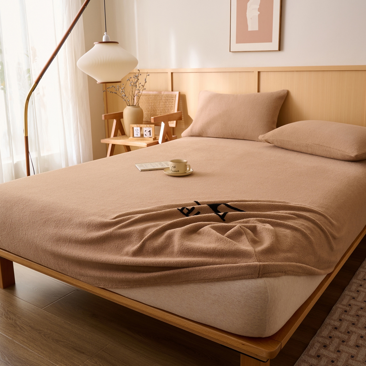 91家纺网 家纺一手货源 找家纺 早晨家纺 2025新款华泰款高克重牛奶绒仿羊绒毛巾绣单床笠 华泰-高级咖