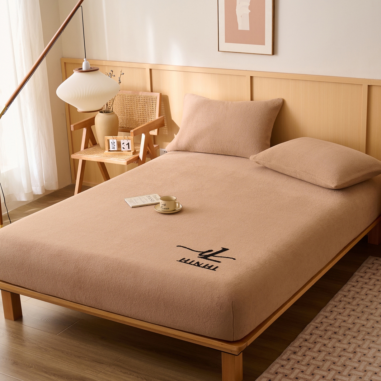 91家纺网 家纺一手货源 找家纺 早晨家纺 2025新款华泰款高克重牛奶绒仿羊绒毛巾绣单床笠 华泰-高级咖