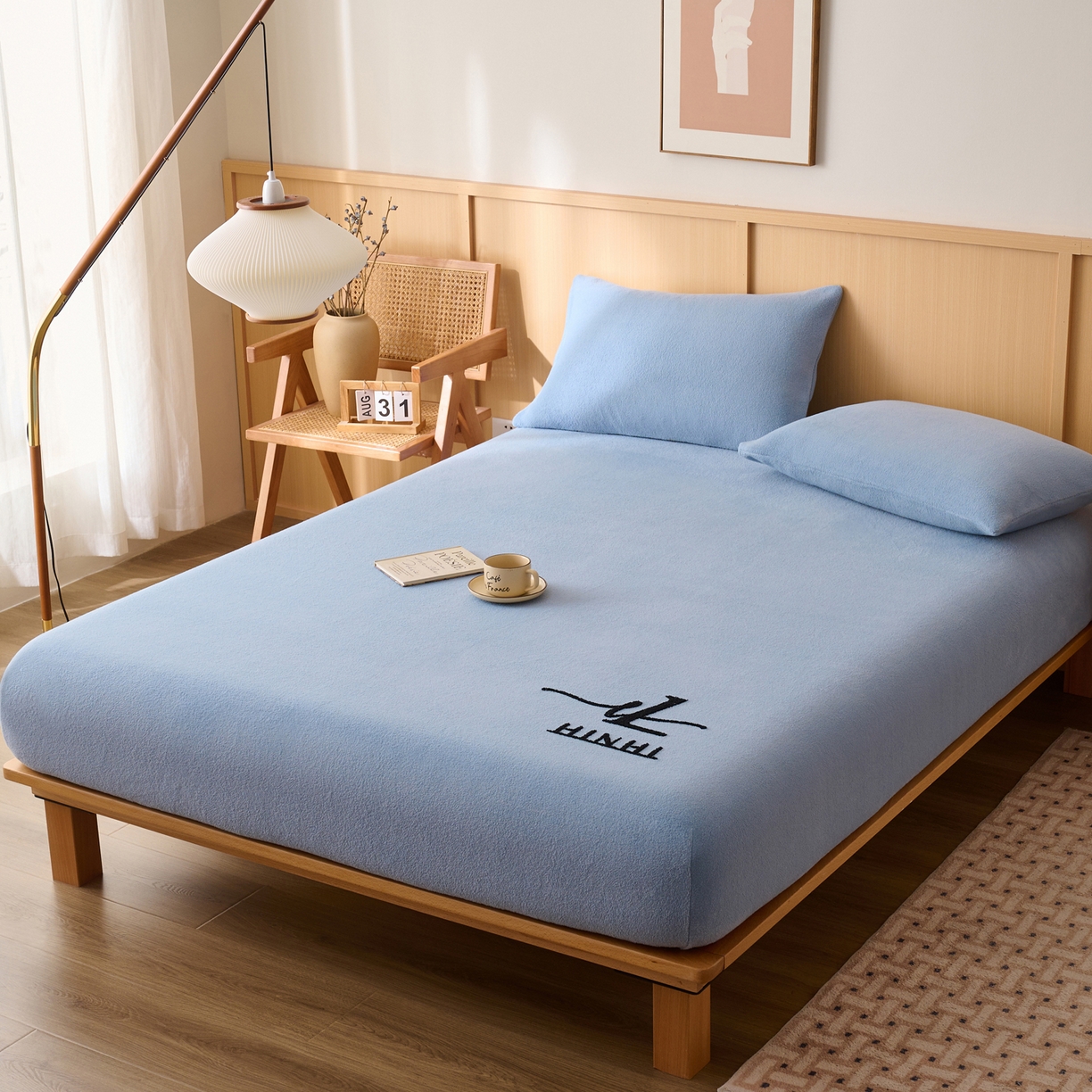 91家纺网 家纺一手货源 找家纺 早晨家纺 2025新款华泰款高克重牛奶绒仿羊绒毛巾绣单床笠 华泰-雾蓝