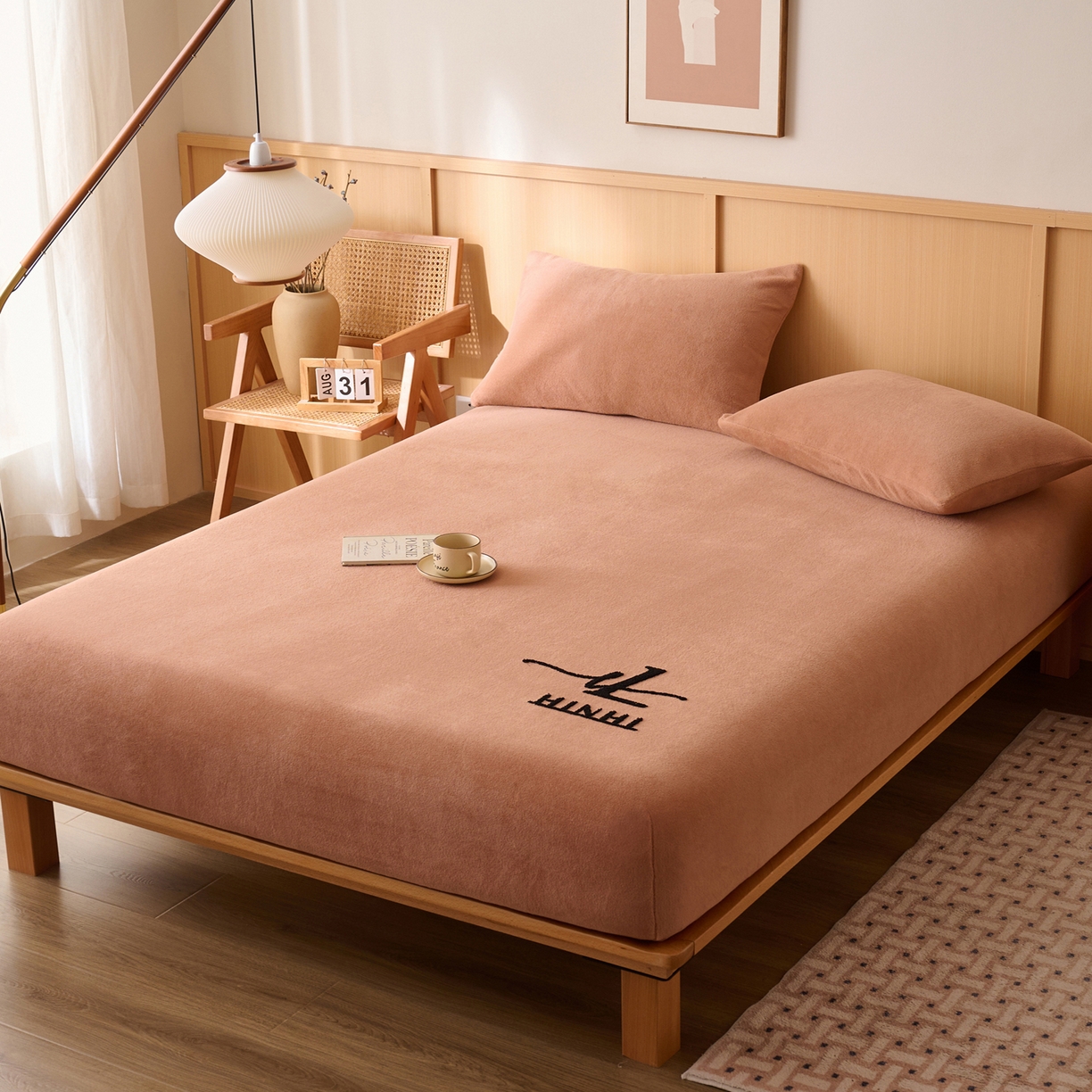 91家纺网 家纺一手货源 找家纺 早晨家纺 2025新款华泰款高克重牛奶绒仿羊绒毛巾绣单床笠 华泰-焦糖