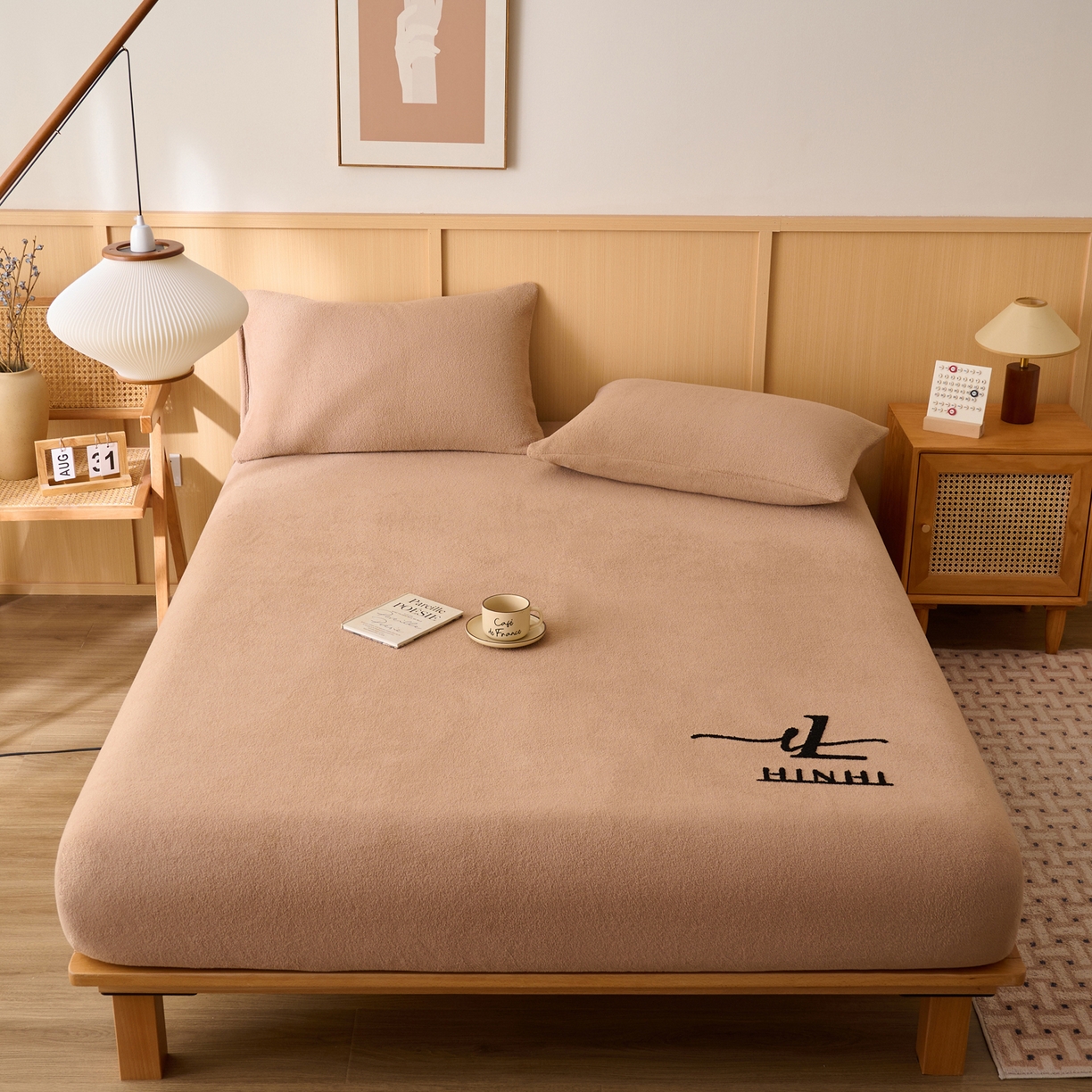 91家纺网 家纺一手货源 找家纺 早晨家纺 2025新款华泰款高克重牛奶绒仿羊绒毛巾绣单床笠 华泰-高级咖