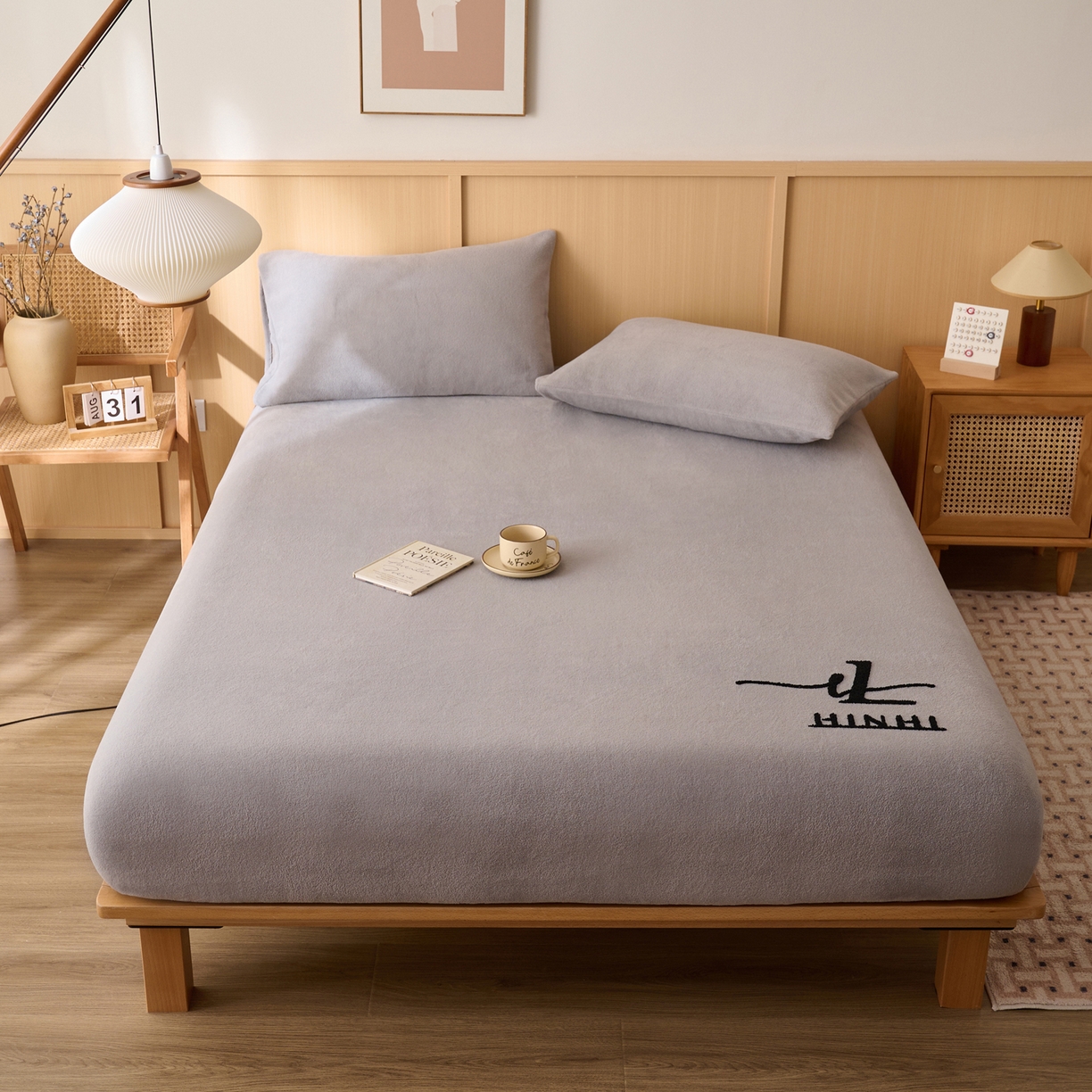 91家纺网 家纺一手货源 找家纺 早晨家纺 2025新款华泰款高克重牛奶绒仿羊绒毛巾绣单床笠 华泰-高级灰