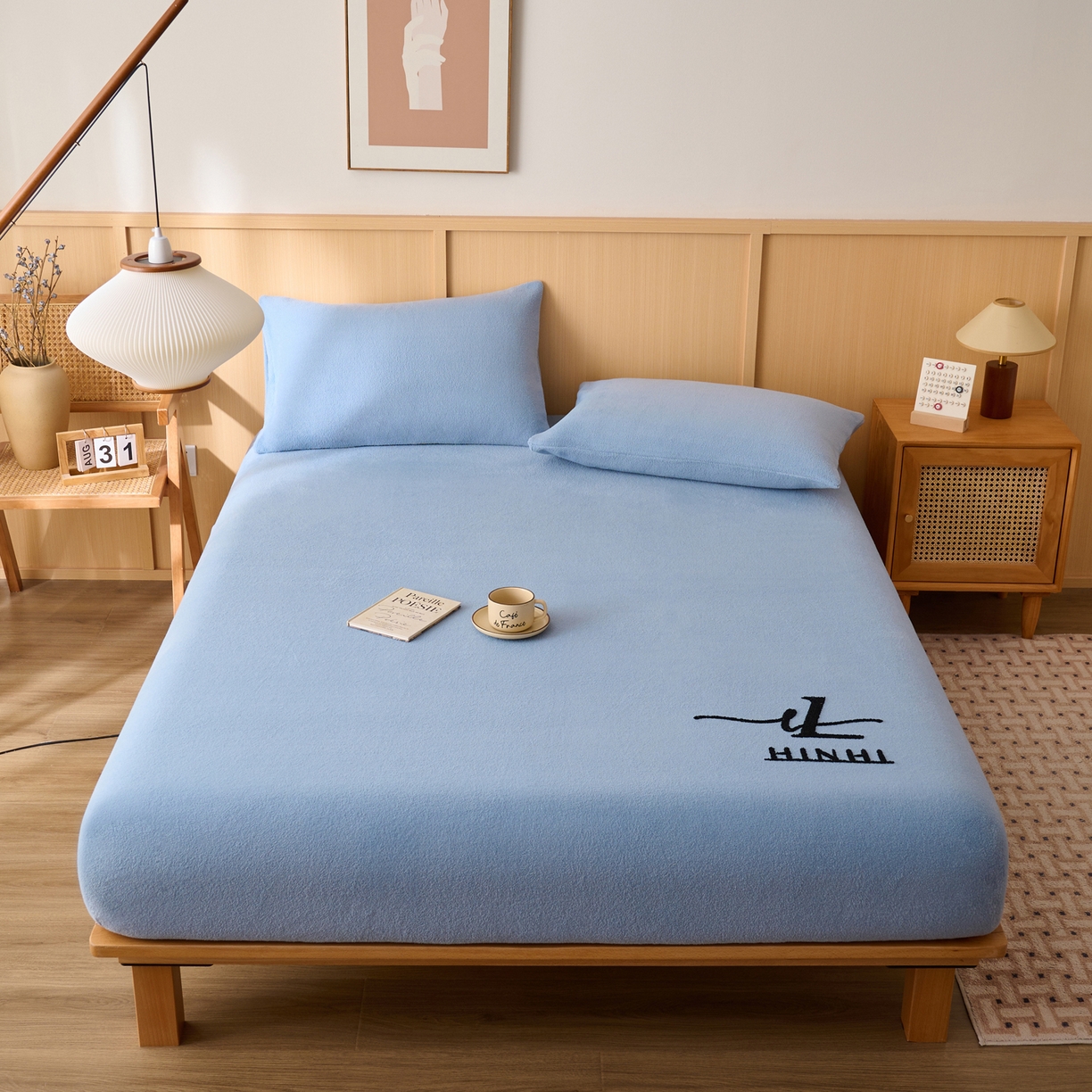 91家纺网 家纺一手货源 找家纺 早晨家纺 2025新款华泰款高克重牛奶绒仿羊绒毛巾绣单床笠 华泰-雾蓝