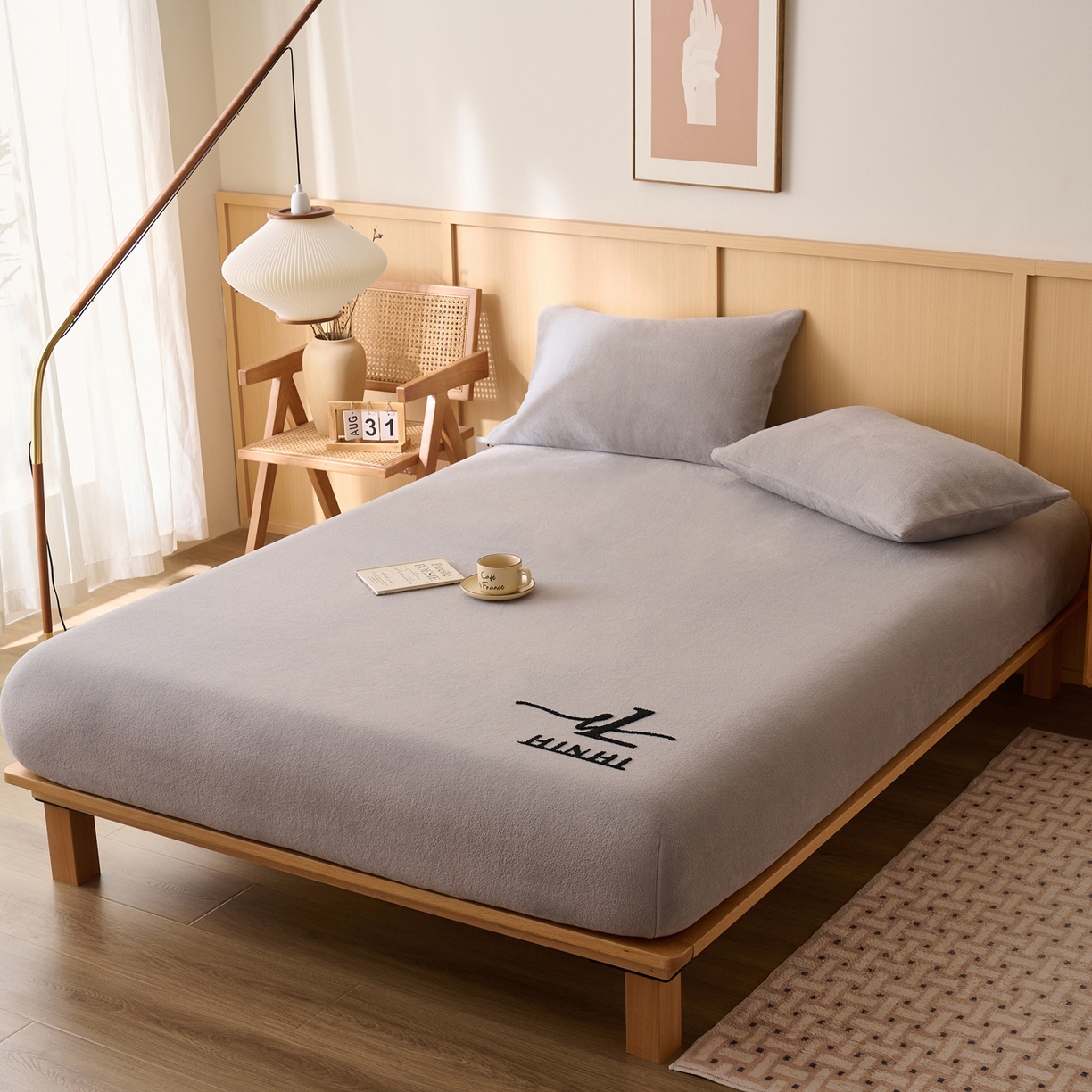 91家纺网 家纺一手货源 找家纺 早晨家纺 2025新款华泰款高克重牛奶绒仿羊绒毛巾绣单床笠 华泰-高级灰