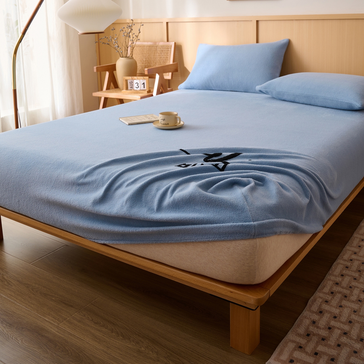 91家纺网 家纺一手货源 找家纺 早晨家纺 2025新款华泰款高克重牛奶绒仿羊绒毛巾绣单床笠 华泰-雾蓝