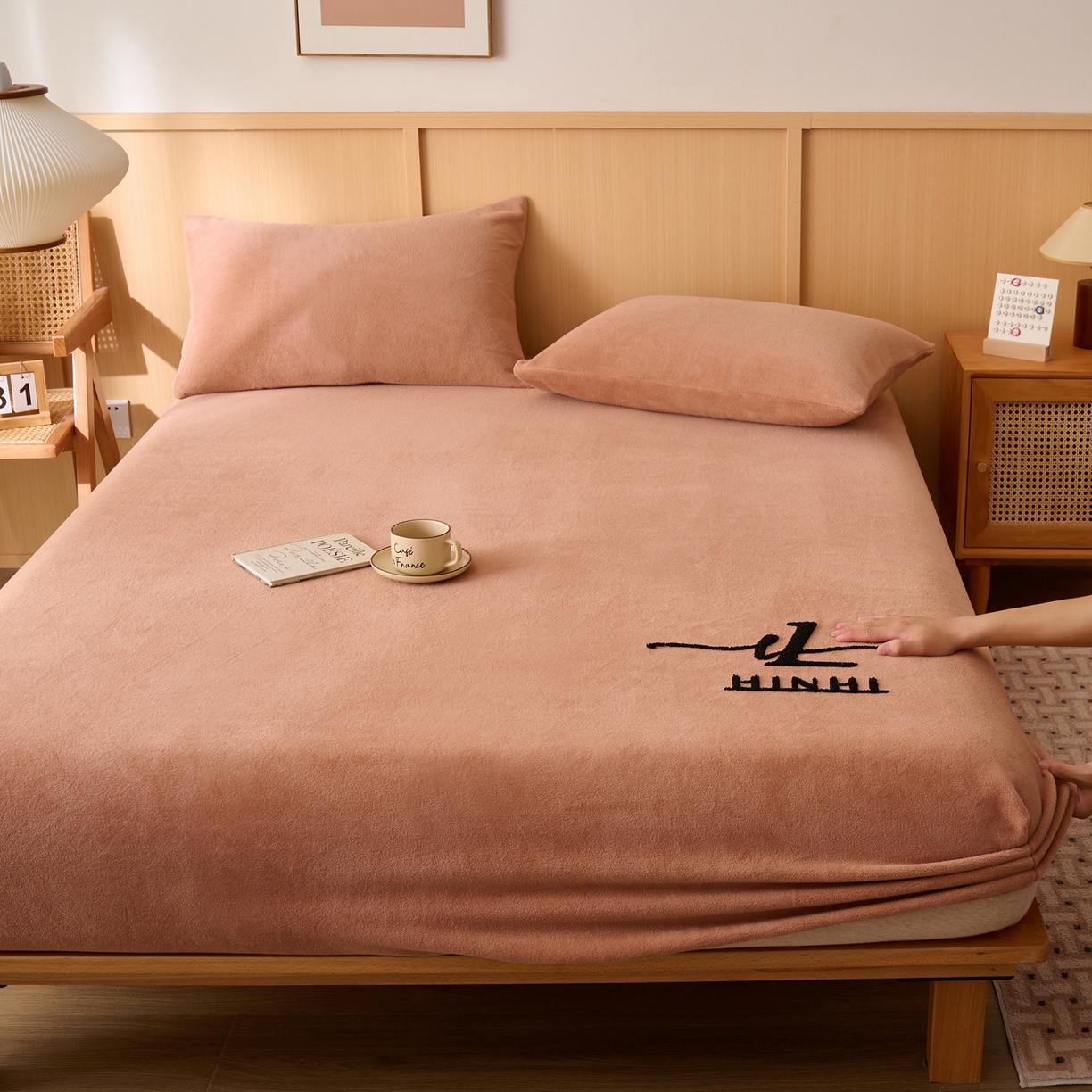 早晨家纺 2025新款华泰款高克重牛奶绒仿羊绒毛巾绣单床笠 华泰-焦糖