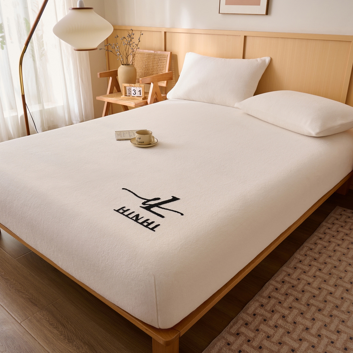 91家纺网 家纺一手货源 找家纺 早晨家纺 2025新款华泰款高克重牛奶绒仿羊绒毛巾绣单床笠 华泰-奶白