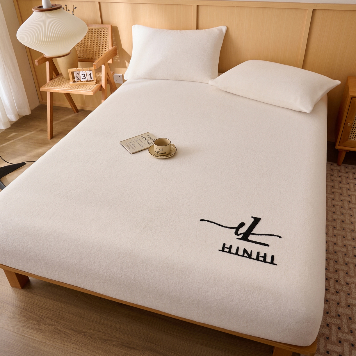 91家纺网 家纺一手货源 找家纺 早晨家纺 2025新款华泰款高克重牛奶绒仿羊绒毛巾绣单床笠 华泰-奶白