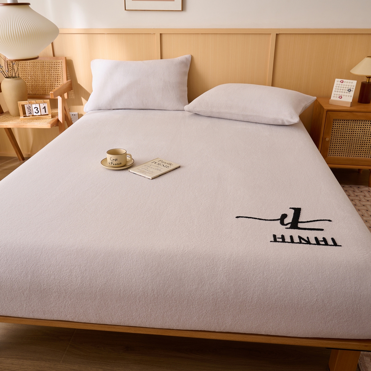 91家纺网 家纺一手货源 找家纺 早晨家纺 2025新款华泰款高克重牛奶绒仿羊绒毛巾绣单床笠 华泰-银灰