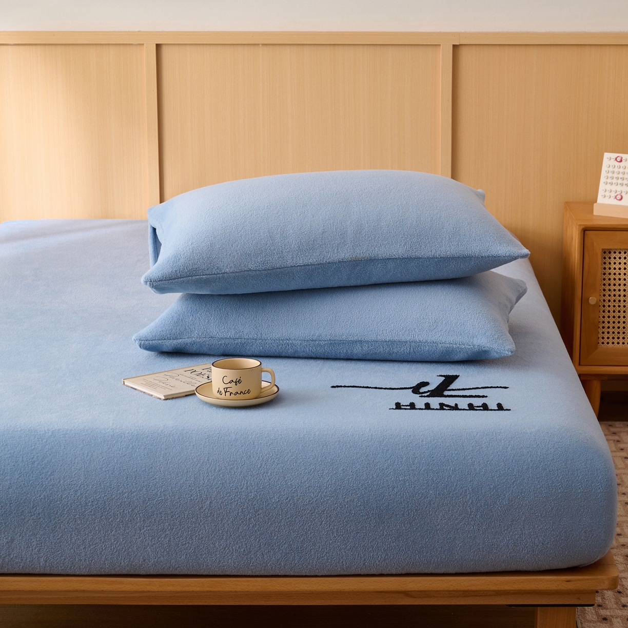 91家纺网 家纺一手货源 找家纺 早晨家纺 2025新款华泰款高克重牛奶绒仿羊绒毛巾绣单床笠 华泰-雾蓝