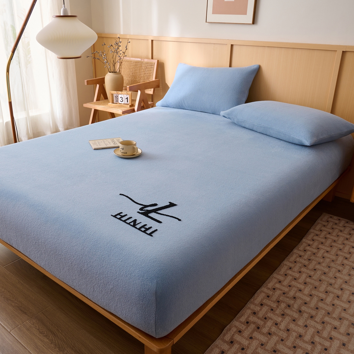 91家纺网 家纺一手货源 找家纺 早晨家纺 2025新款华泰款高克重牛奶绒仿羊绒毛巾绣单床笠 华泰-雾蓝
