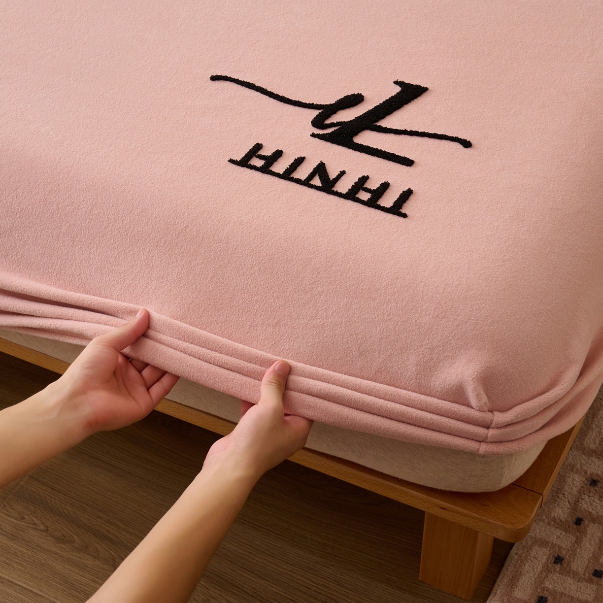 91家纺网 家纺一手货源 找家纺 早晨家纺 2025新款华泰款高克重牛奶绒仿羊绒毛巾绣单床笠 华泰-玉