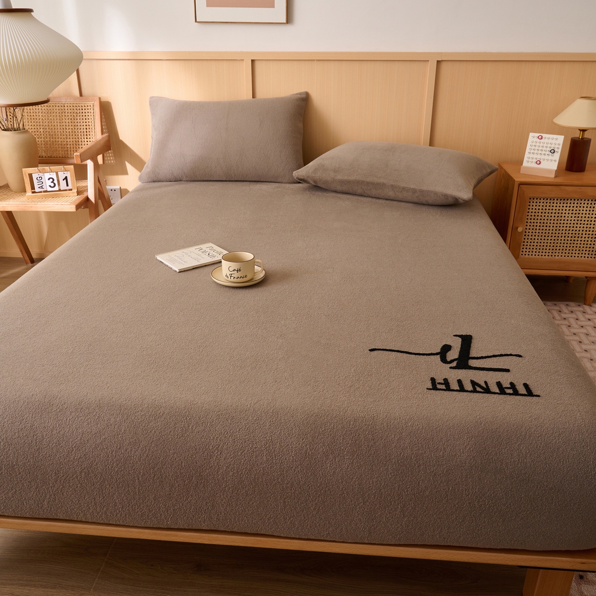 91家纺网 家纺一手货源 找家纺 早晨家纺 2025新款华泰款高克重牛奶绒仿羊绒毛巾绣单床笠 华泰-奶茶咖