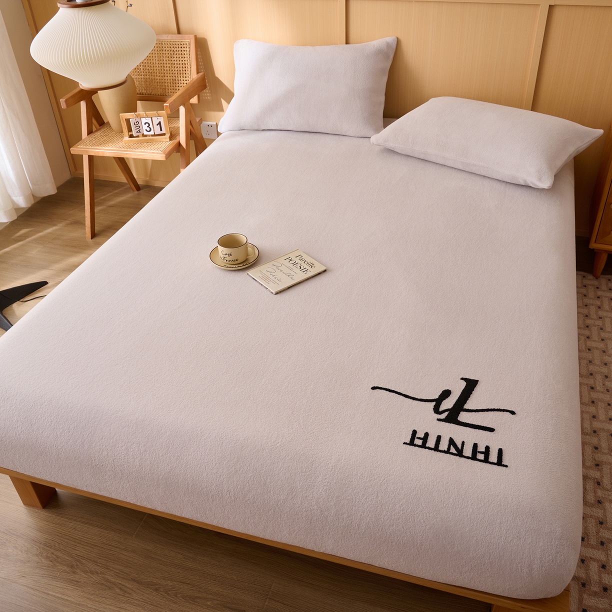 91家纺网 家纺一手货源 找家纺 早晨家纺 2025新款华泰款高克重牛奶绒仿羊绒毛巾绣单床笠 华泰-银灰