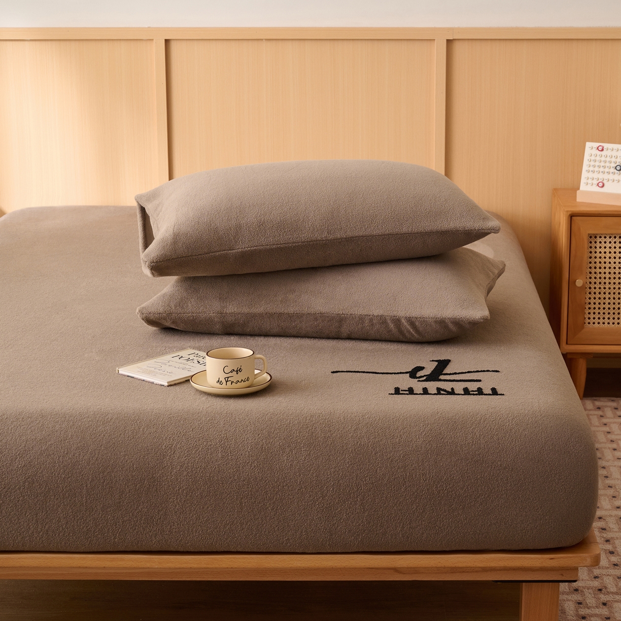 91家纺网 家纺一手货源 找家纺 早晨家纺 2025新款华泰款高克重牛奶绒仿羊绒毛巾绣单床笠 华泰-奶茶咖