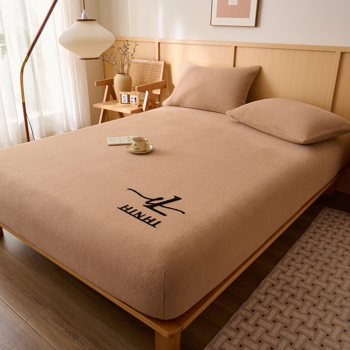 91家纺网 家纺一手货源 找家纺 早晨家纺 2025新款华泰款高克重牛奶绒仿羊绒毛巾绣单床笠 华泰-高级咖