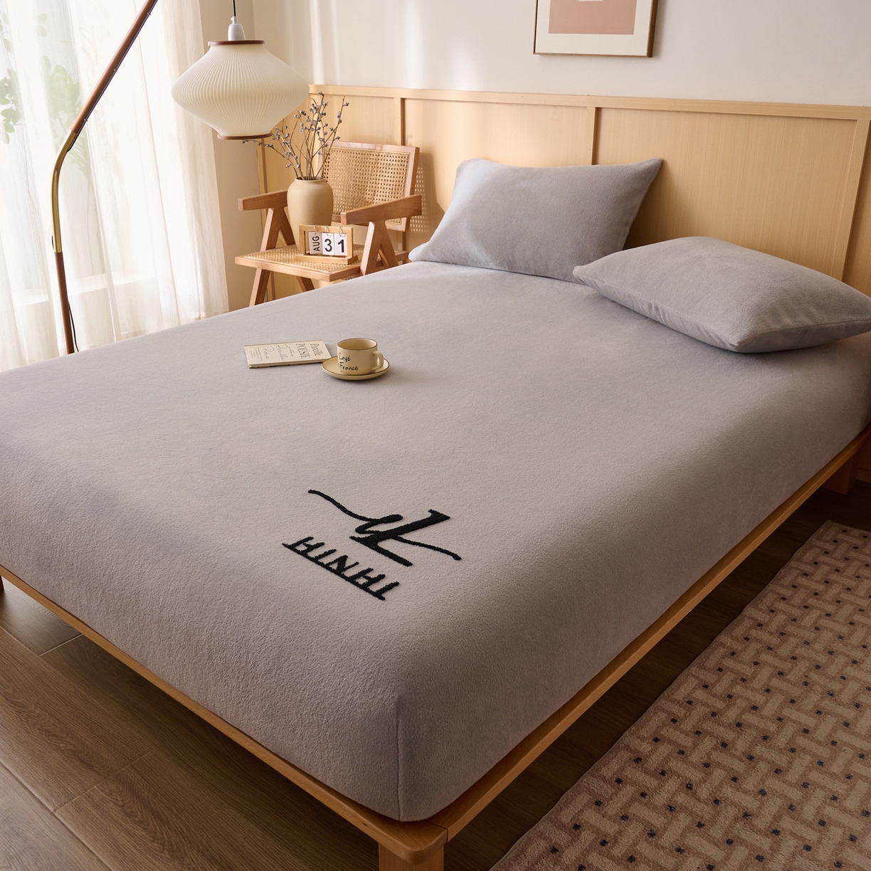 91家纺网 家纺一手货源 找家纺 早晨家纺 2025新款华泰款高克重牛奶绒仿羊绒毛巾绣单床笠 华泰-高级灰