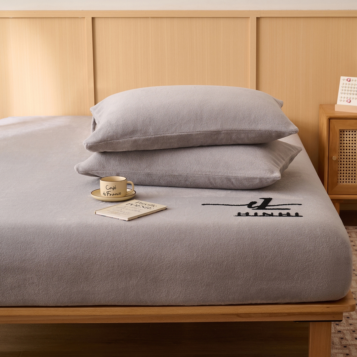 91家纺网 家纺一手货源 找家纺 早晨家纺 2025新款华泰款高克重牛奶绒仿羊绒毛巾绣单床笠 华泰-高级灰