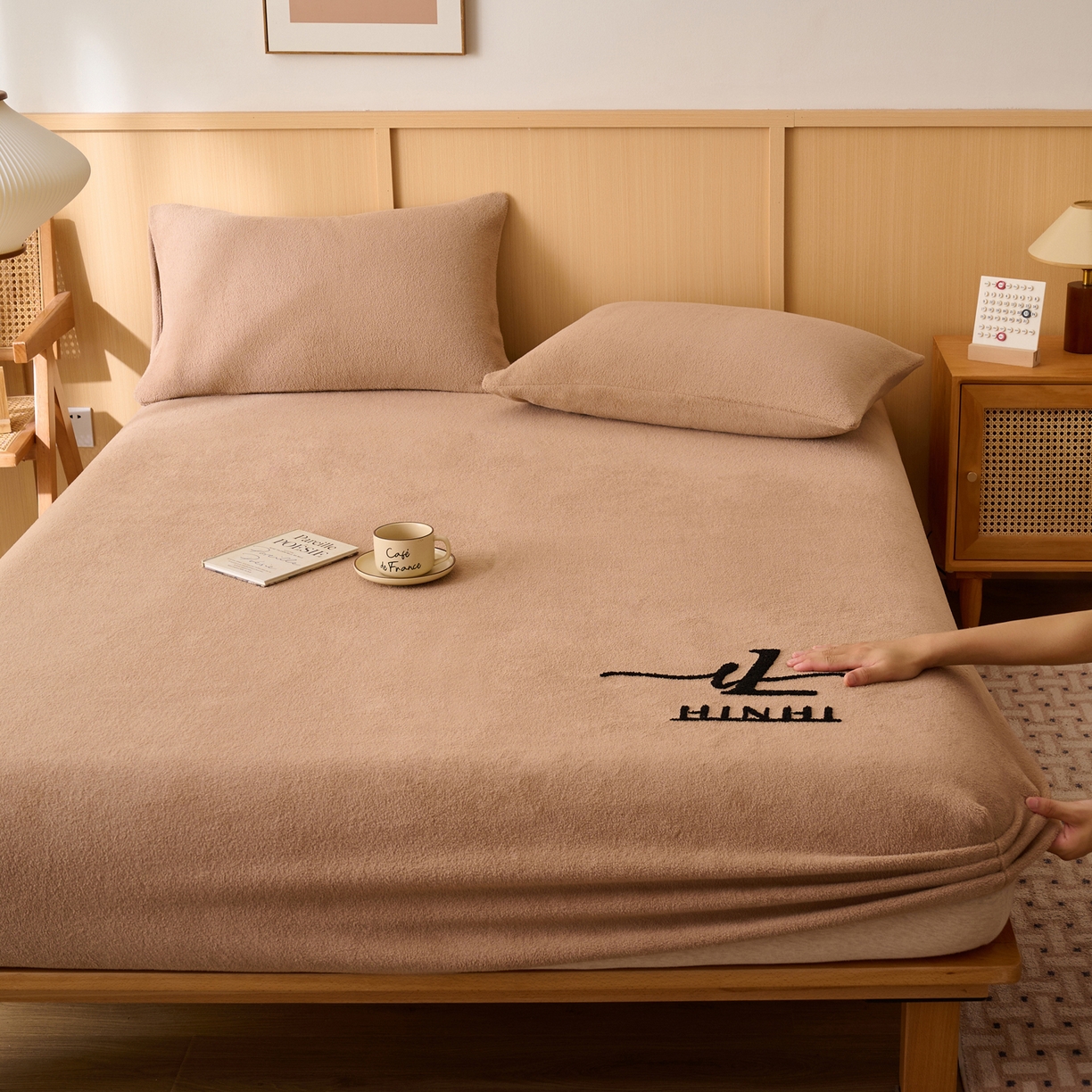 91家纺网 家纺一手货源 找家纺 早晨家纺 2025新款华泰款高克重牛奶绒仿羊绒毛巾绣单床笠 华泰-高级咖