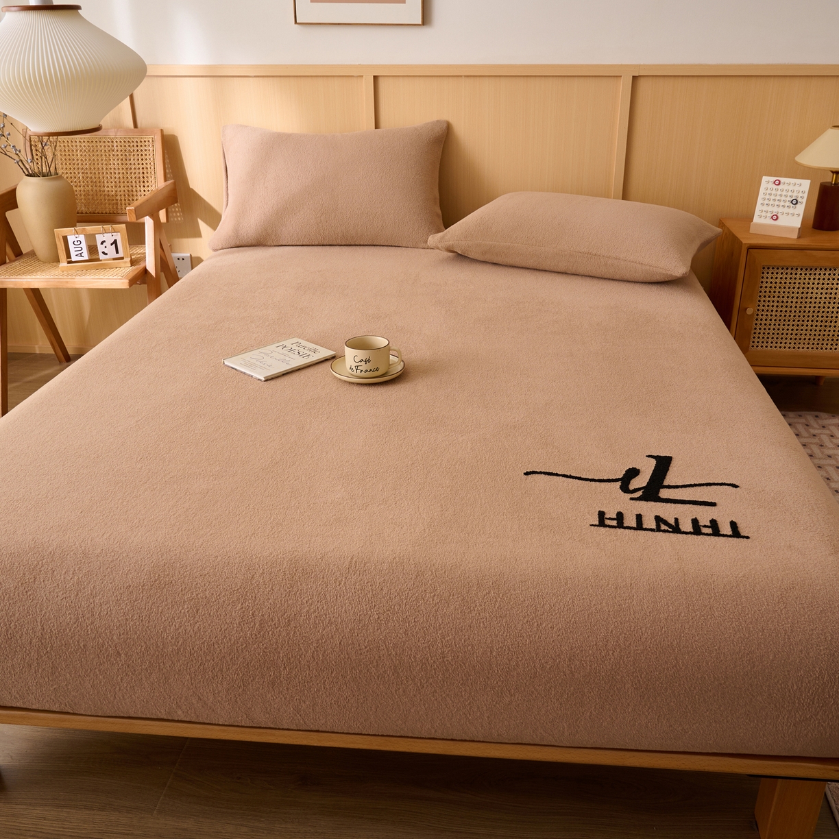 91家纺网 家纺一手货源 找家纺 早晨家纺 2025新款华泰款高克重牛奶绒仿羊绒毛巾绣单床笠 华泰-高级咖