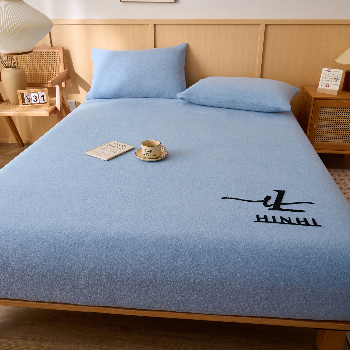 91家纺网 家纺一手货源 找家纺 早晨家纺 2025新款华泰款高克重牛奶绒仿羊绒毛巾绣单床笠 华泰-雾蓝