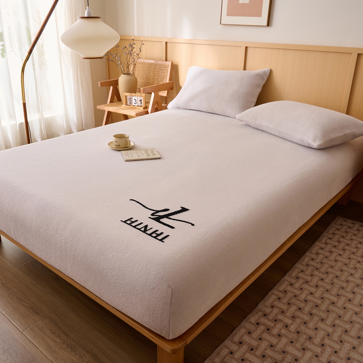 91家纺网 家纺一手货源 找家纺 早晨家纺 2025新款华泰款高克重牛奶绒仿羊绒毛巾绣单床笠 华泰-银灰