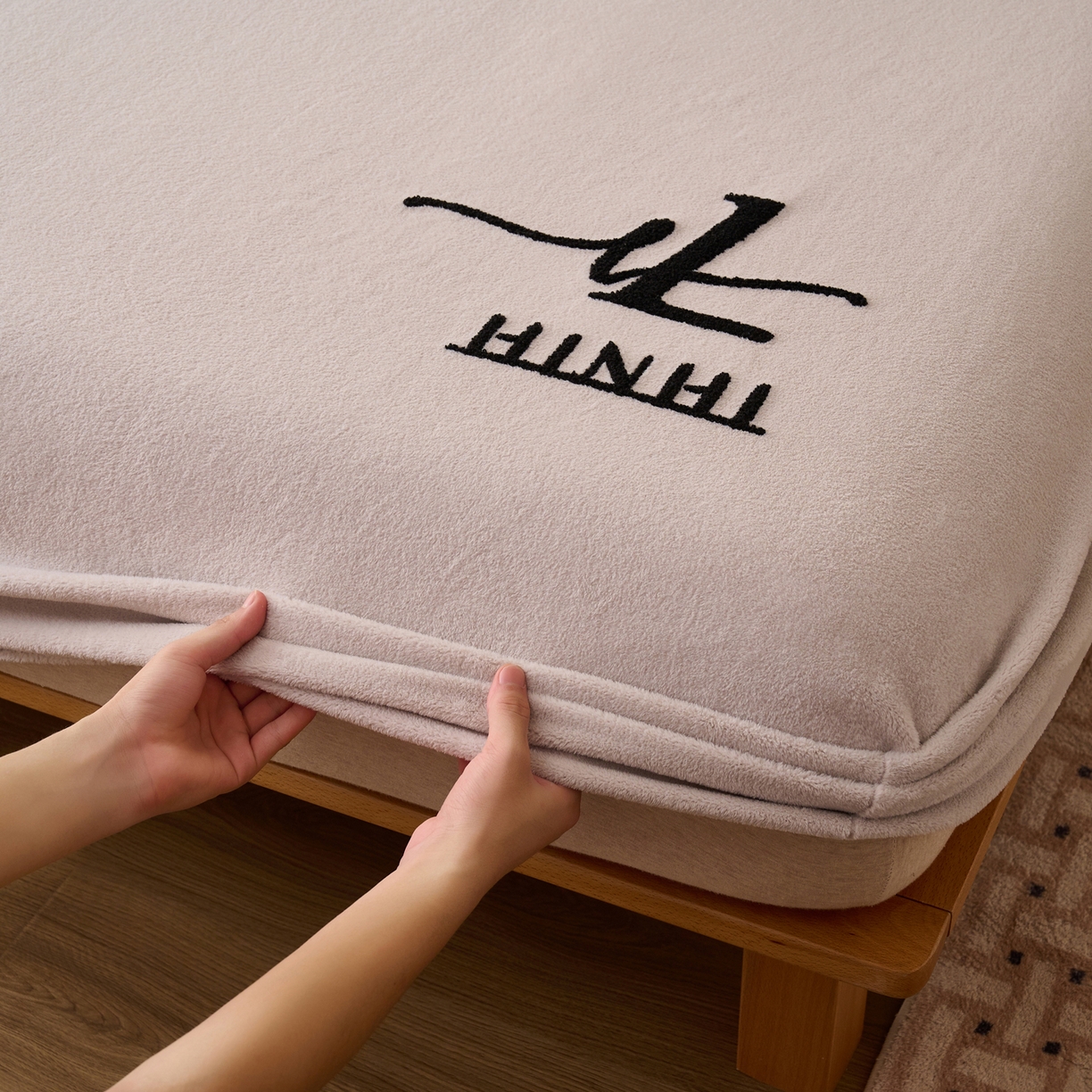 91家纺网 家纺一手货源 找家纺 早晨家纺 2025新款华泰款高克重牛奶绒仿羊绒毛巾绣单床笠 华泰-银灰