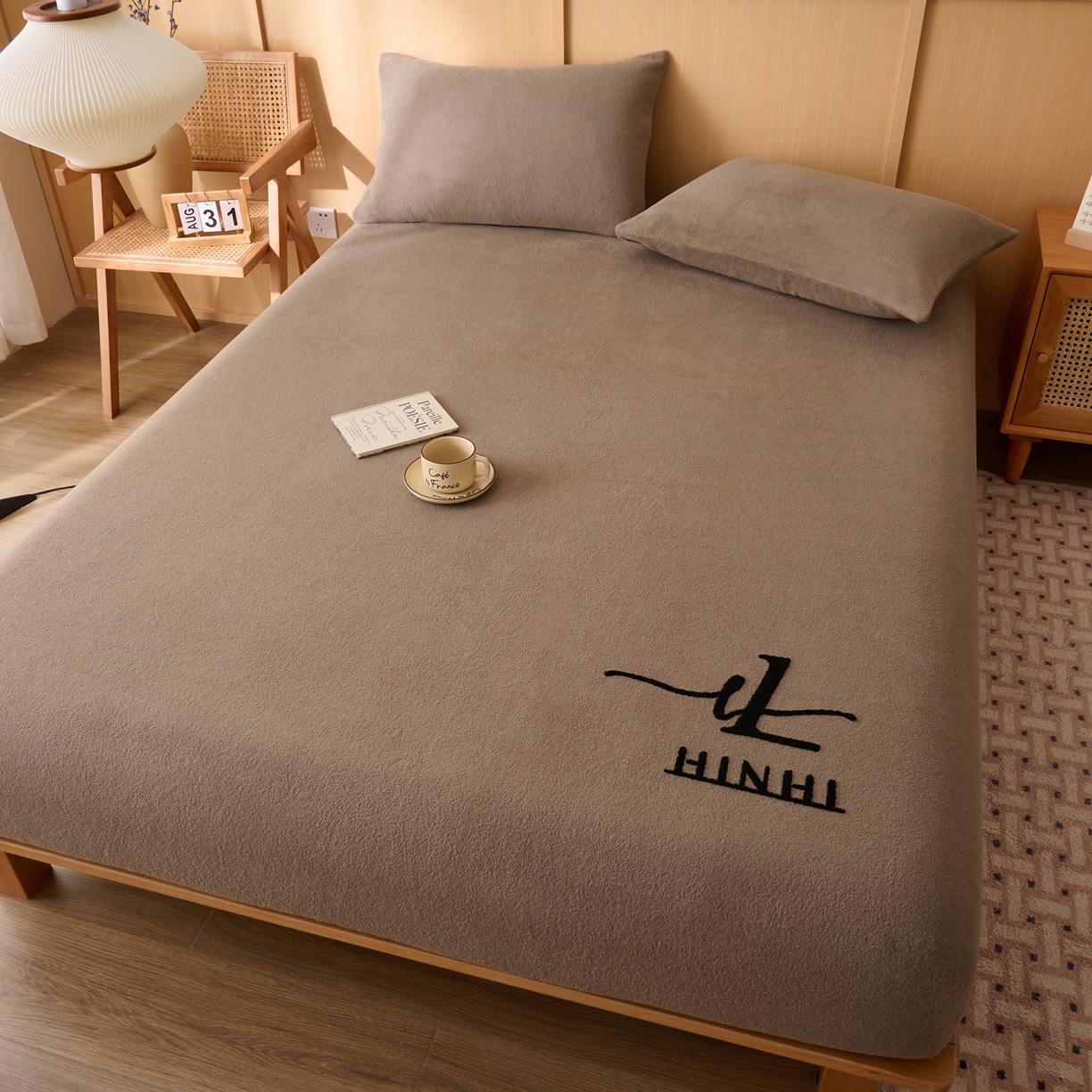 91家纺网 家纺一手货源 找家纺 早晨家纺 2025新款华泰款高克重牛奶绒仿羊绒毛巾绣单床笠 华泰-奶茶咖