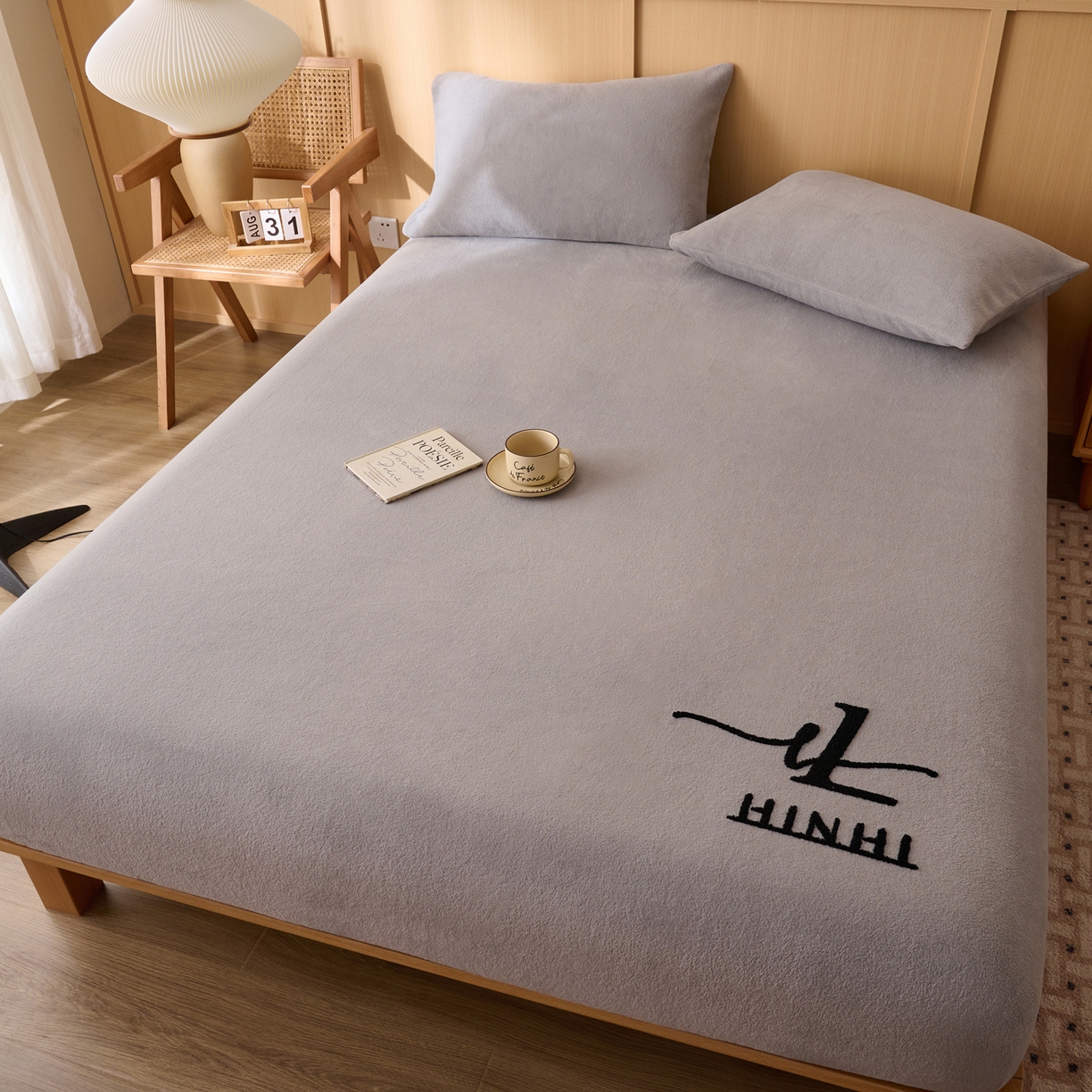 91家纺网 家纺一手货源 找家纺 早晨家纺 2025新款华泰款高克重牛奶绒仿羊绒毛巾绣单床笠 华泰-高级灰