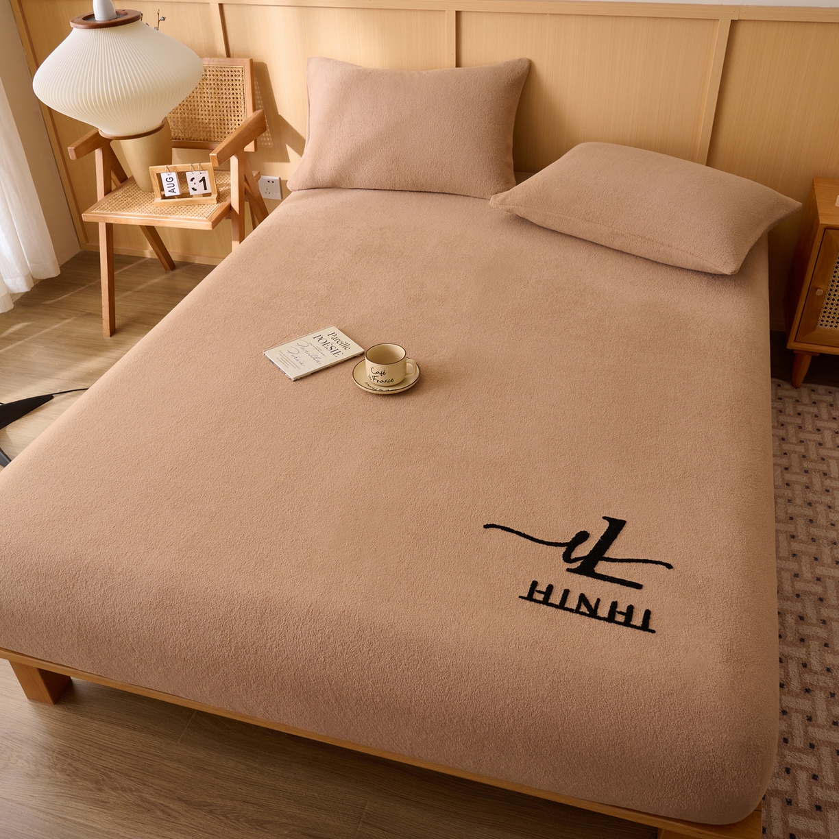 91家纺网 家纺一手货源 找家纺 早晨家纺 2025新款华泰款高克重牛奶绒仿羊绒毛巾绣单床笠 华泰-高级咖