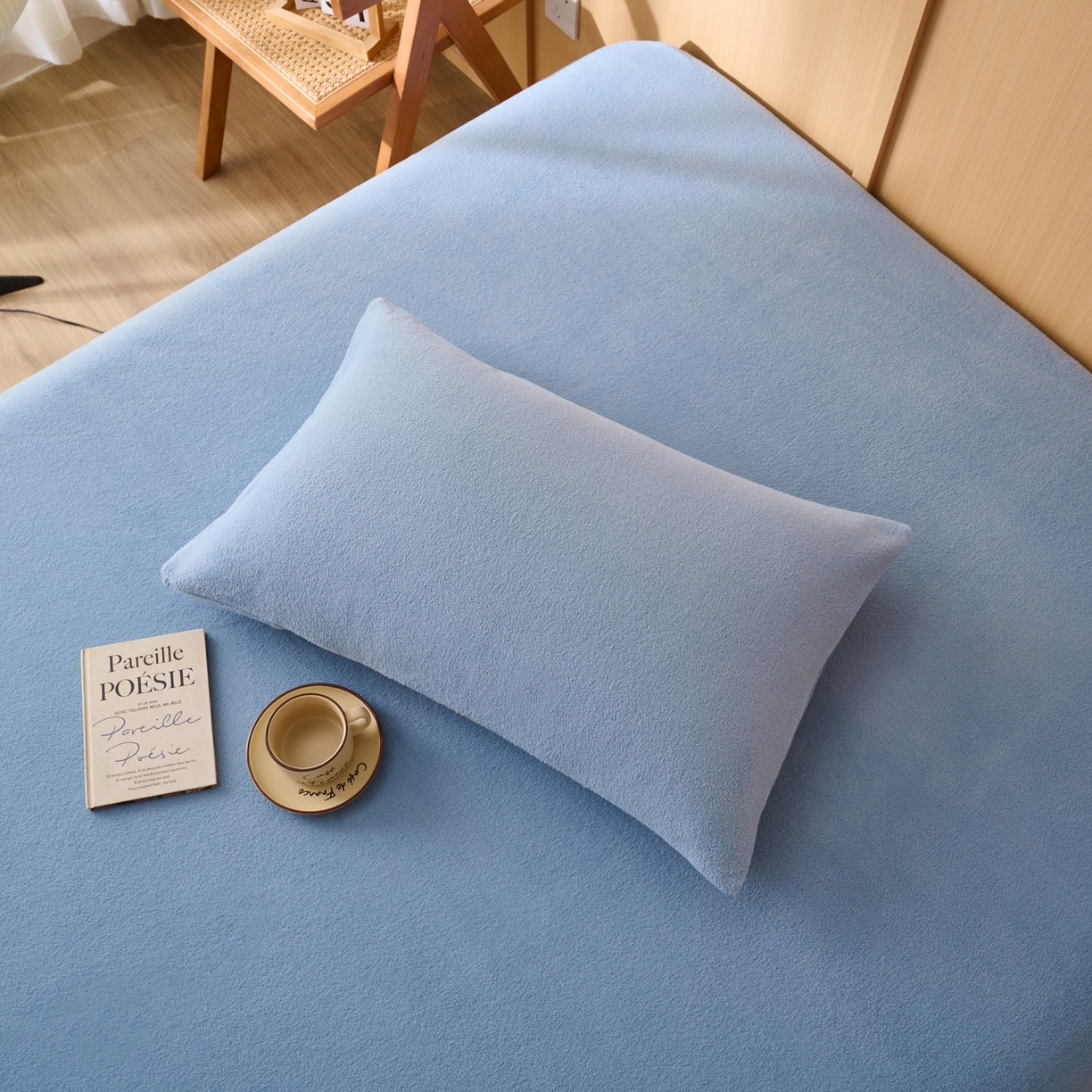 91家纺网 家纺一手货源 找家纺 早晨家纺 2025新款华泰款高克重牛奶绒仿羊绒毛巾绣单床笠 华泰-雾蓝