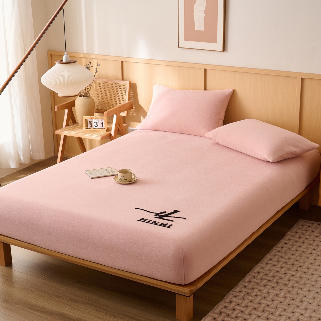 91家纺网 家纺一手货源 找家纺 早晨家纺 2025新款华泰款高克重牛奶绒仿羊绒毛巾绣单床笠 华泰-玉