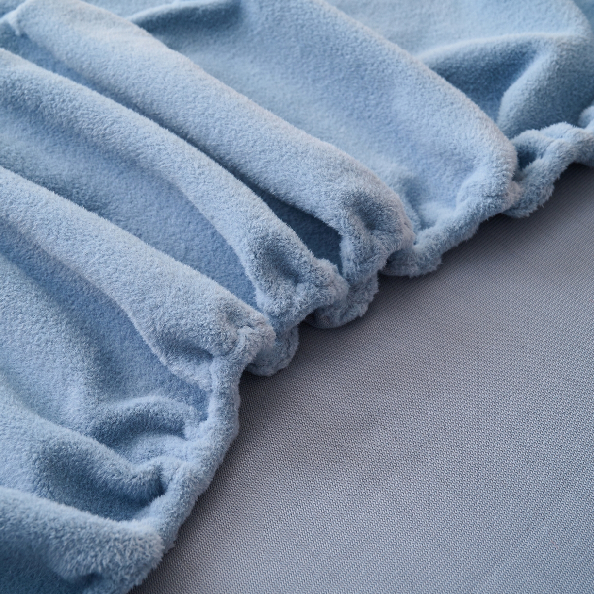 91家纺网 家纺一手货源 找家纺 早晨家纺 2025新款华泰款高克重牛奶绒仿羊绒毛巾绣单床笠 华泰-雾蓝