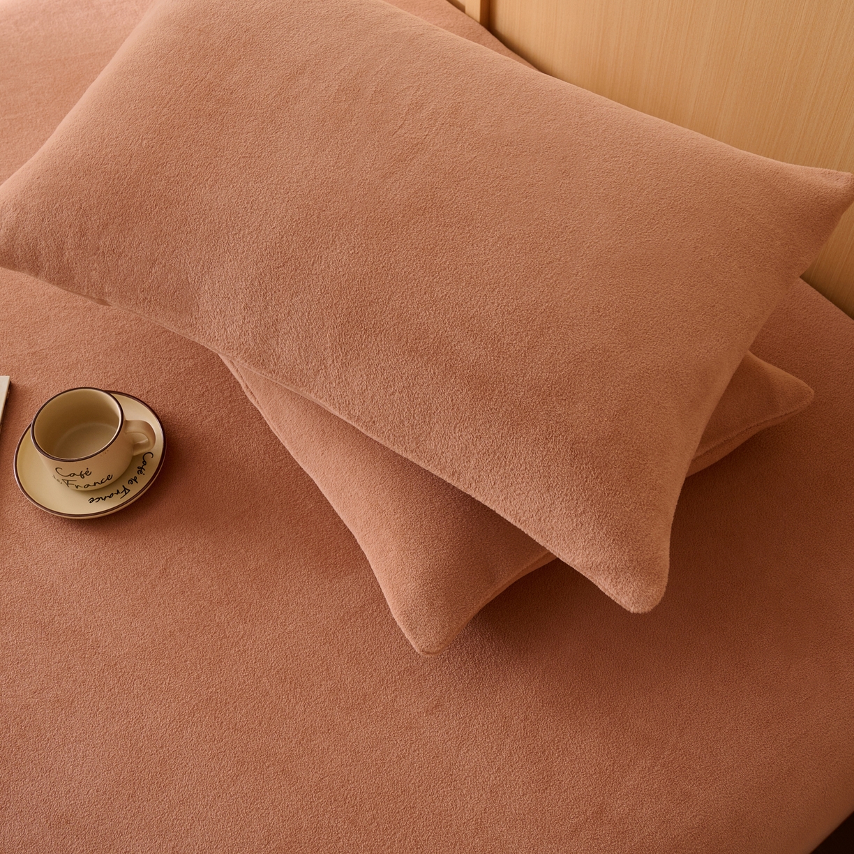 91家纺网 家纺一手货源 找家纺 早晨家纺 2025新款华泰款高克重牛奶绒仿羊绒毛巾绣单床笠 华泰-焦糖