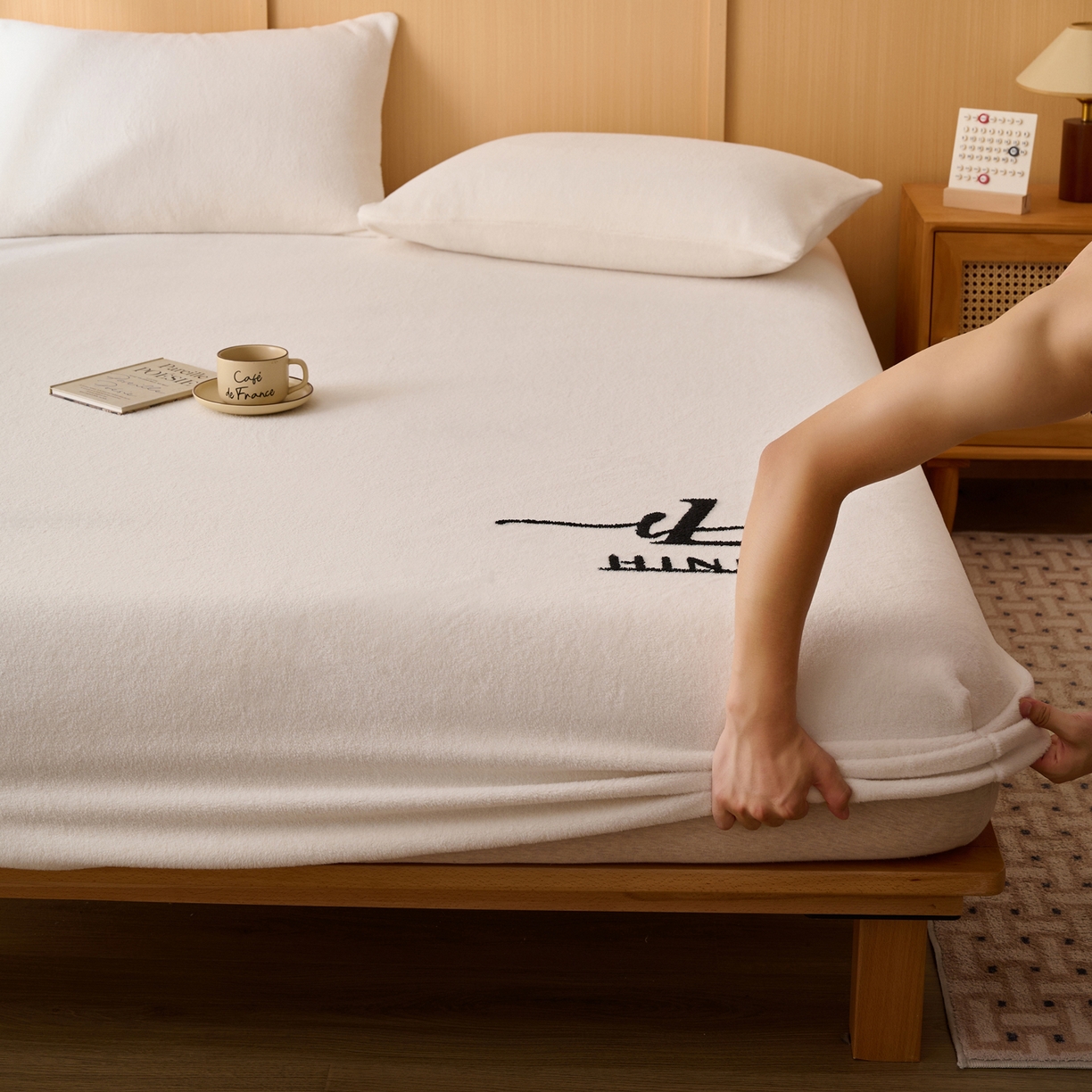 91家纺网 家纺一手货源 找家纺 早晨家纺 2025新款华泰款高克重牛奶绒仿羊绒毛巾绣单床笠 华泰-奶白