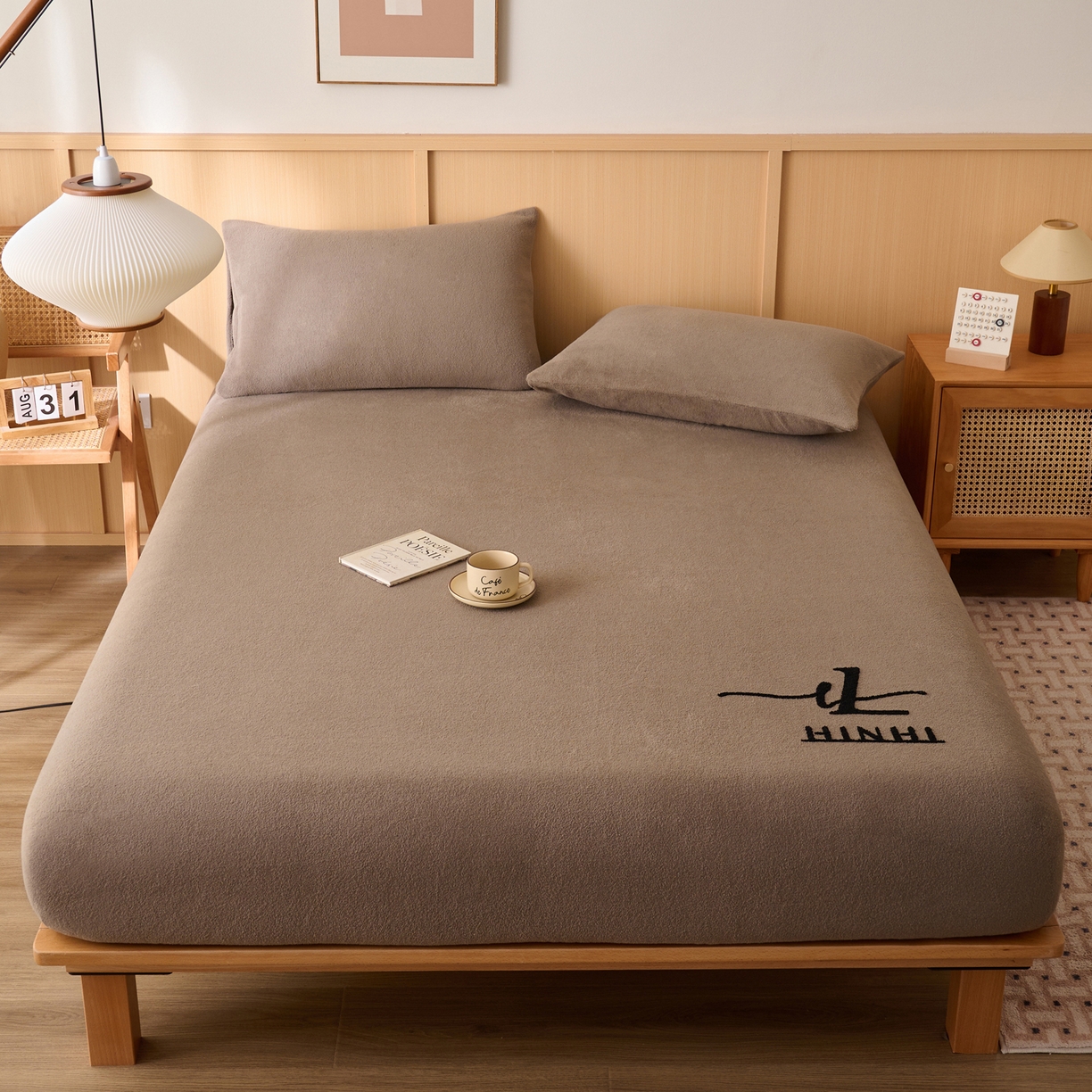 91家纺网 家纺一手货源 找家纺 早晨家纺 2025新款华泰款高克重牛奶绒仿羊绒毛巾绣单床笠 华泰-奶茶咖