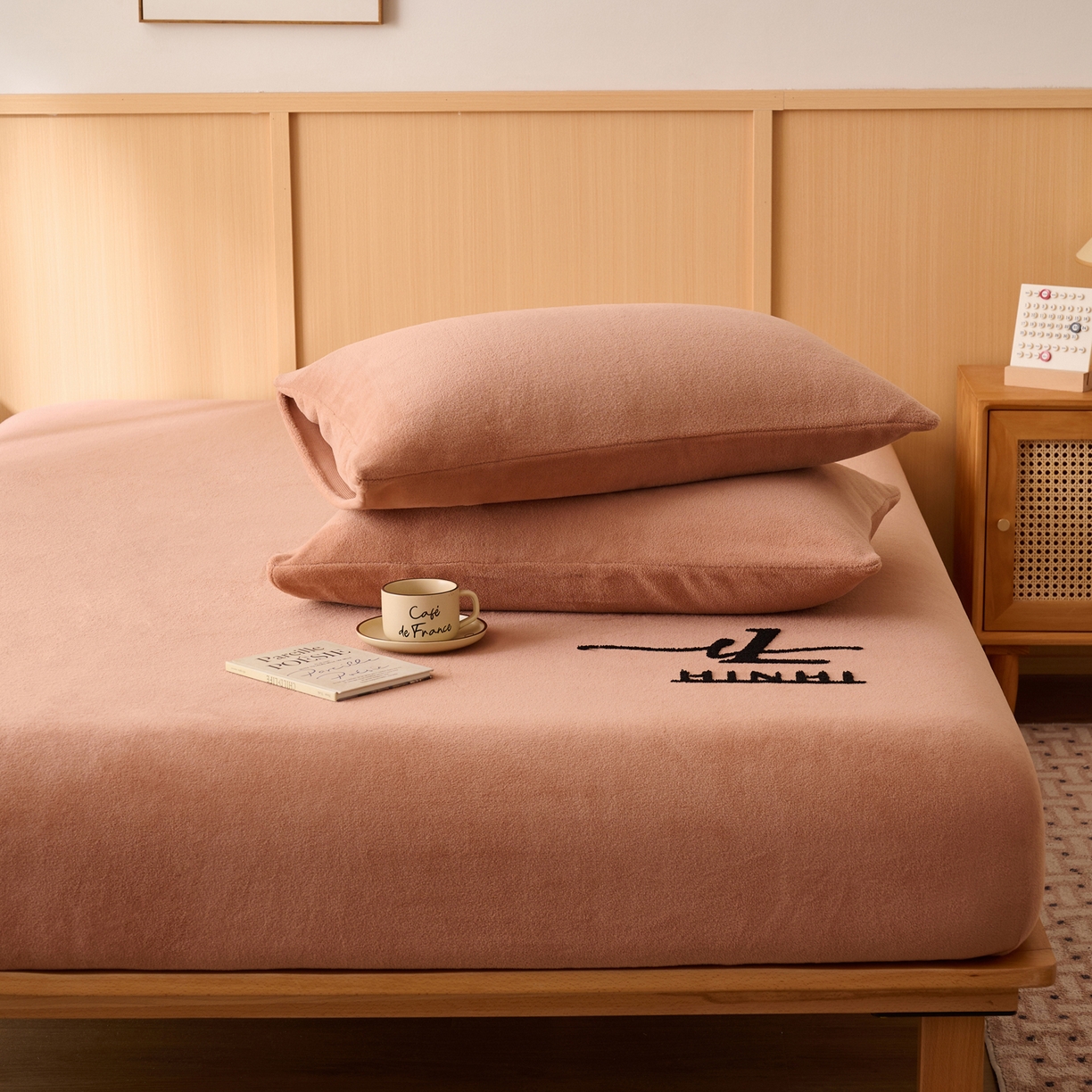 91家纺网 家纺一手货源 找家纺 早晨家纺 2025新款华泰款高克重牛奶绒仿羊绒毛巾绣单床笠 华泰-焦糖