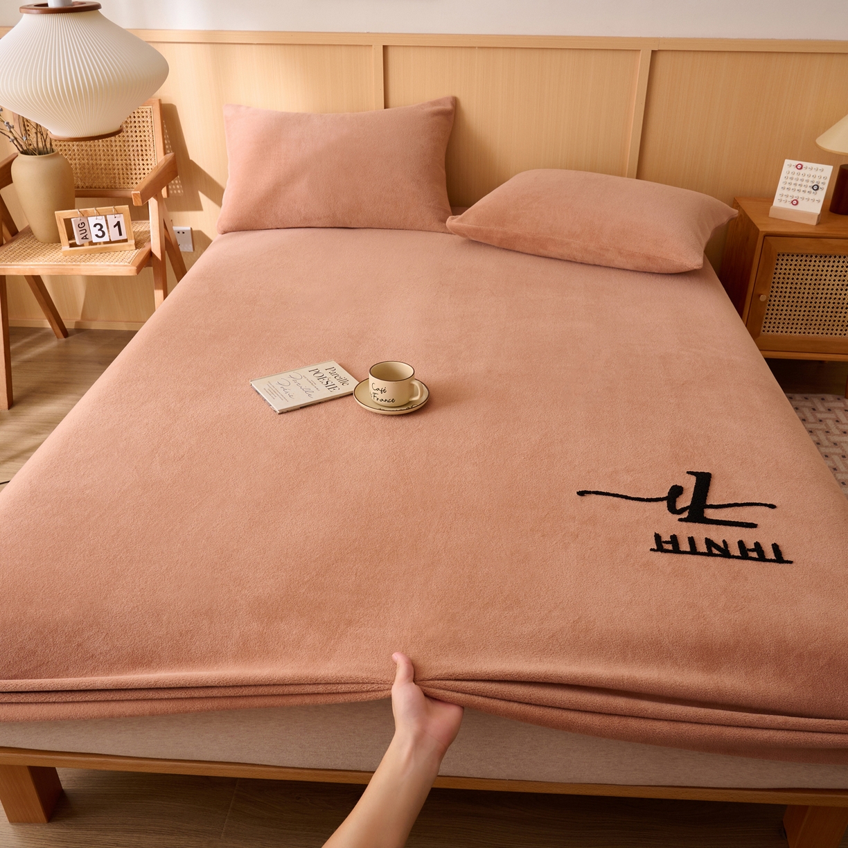 91家纺网 家纺一手货源 找家纺 早晨家纺 2025新款华泰款高克重牛奶绒仿羊绒毛巾绣单床笠 华泰-焦糖