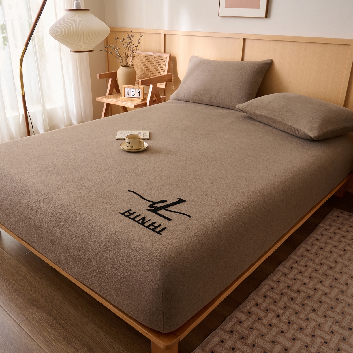 91家纺网 家纺一手货源 找家纺 早晨家纺 2025新款华泰款高克重牛奶绒仿羊绒毛巾绣单床笠 华泰-奶茶咖