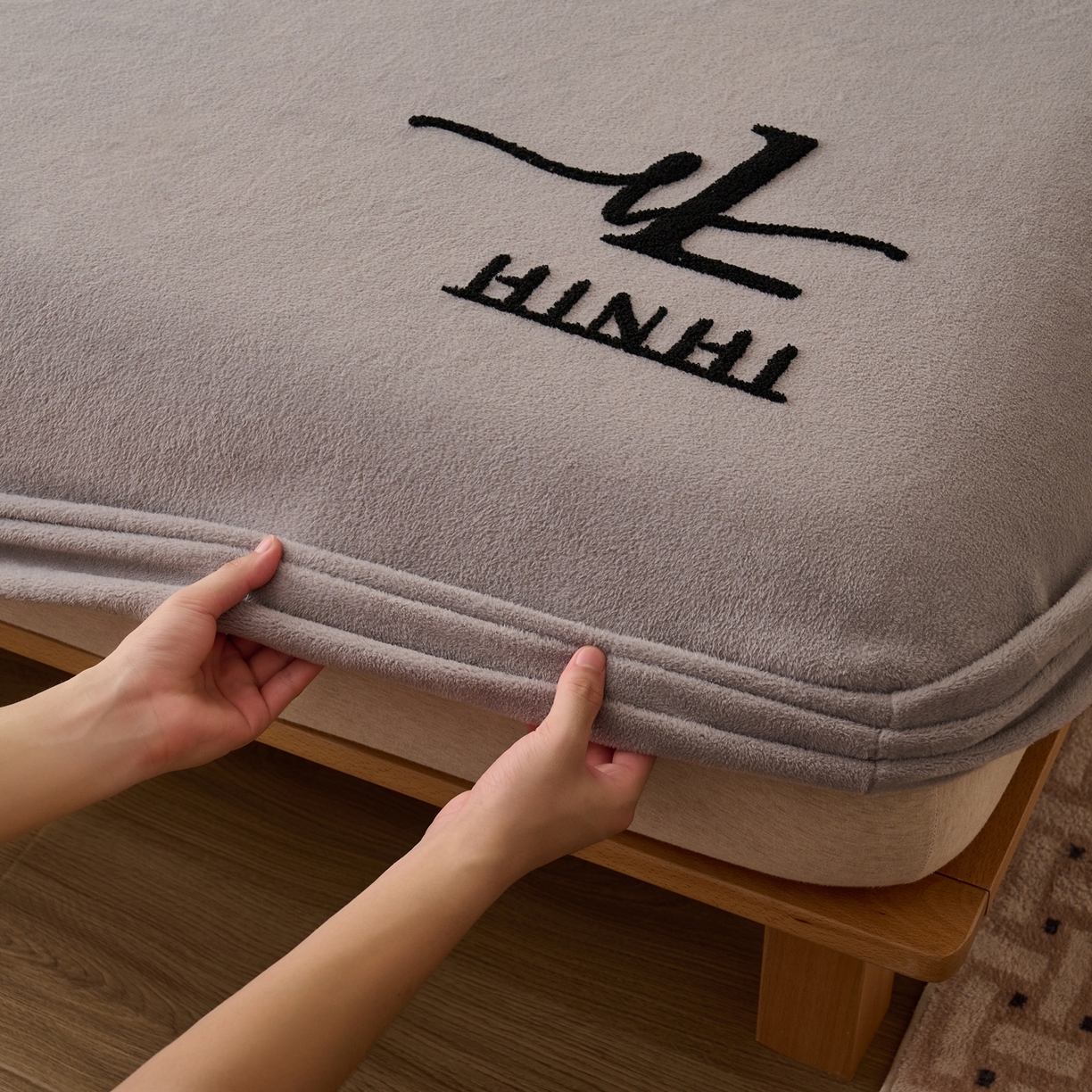 91家纺网 家纺一手货源 找家纺 早晨家纺 2025新款华泰款高克重牛奶绒仿羊绒毛巾绣单床笠 华泰-高级灰