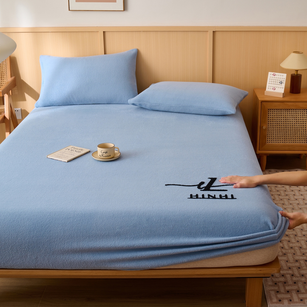 91家纺网 家纺一手货源 找家纺 早晨家纺 2025新款华泰款高克重牛奶绒仿羊绒毛巾绣单床笠 华泰-雾蓝