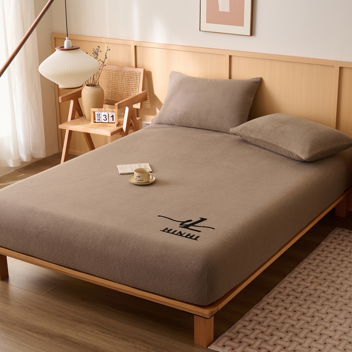 91家纺网 家纺一手货源 找家纺 早晨家纺 2025新款华泰款高克重牛奶绒仿羊绒毛巾绣单床笠 华泰-奶茶咖