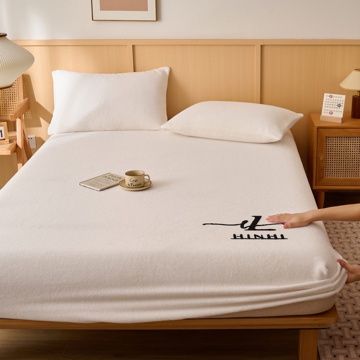 91家纺网 家纺一手货源 找家纺 早晨家纺 2025新款华泰款高克重牛奶绒仿羊绒毛巾绣单床笠 华泰-奶白