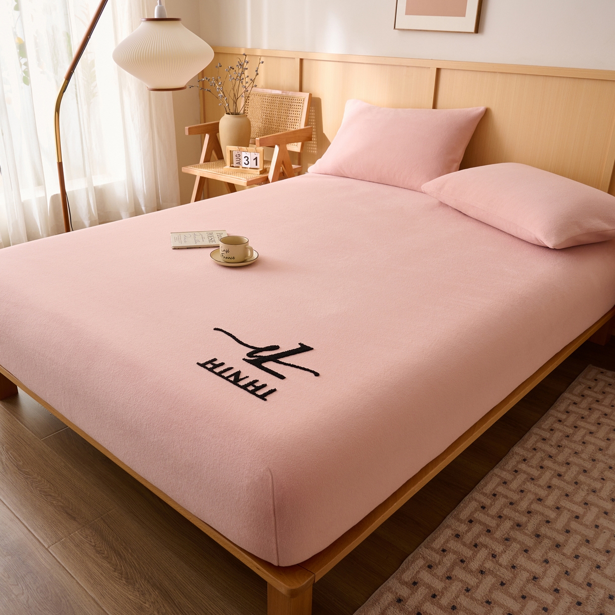 91家纺网 家纺一手货源 找家纺 早晨家纺 2025新款华泰款高克重牛奶绒仿羊绒毛巾绣单床笠 华泰-玉