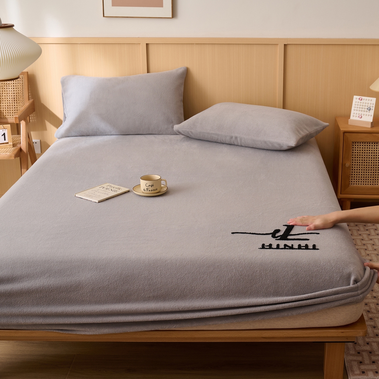 91家纺网 家纺一手货源 找家纺 早晨家纺 2025新款华泰款高克重牛奶绒仿羊绒毛巾绣单床笠 华泰-高级灰