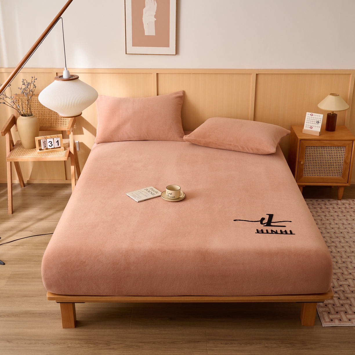 91家纺网 家纺一手货源 找家纺 早晨家纺 2025新款华泰款高克重牛奶绒仿羊绒毛巾绣单床笠 华泰-焦糖