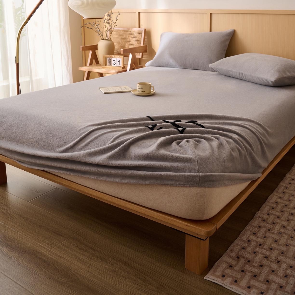 91家纺网 家纺一手货源 找家纺 早晨家纺 2025新款华泰款高克重牛奶绒仿羊绒毛巾绣单床笠 华泰-高级灰