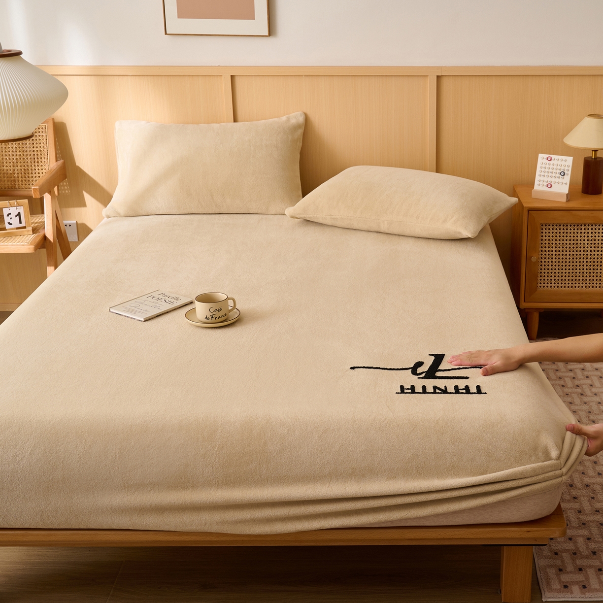 91家纺网 家纺一手货源 找家纺 早晨家纺 2025新款华泰款高克重牛奶绒仿羊绒毛巾绣单床笠 华泰-米驼