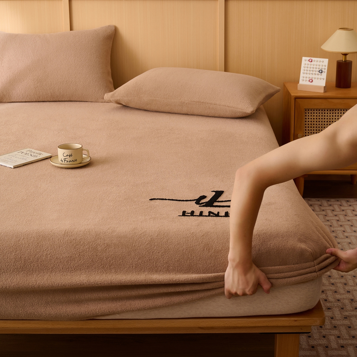 91家纺网 家纺一手货源 找家纺 早晨家纺 2025新款华泰款高克重牛奶绒仿羊绒毛巾绣单床笠 华泰-高级咖